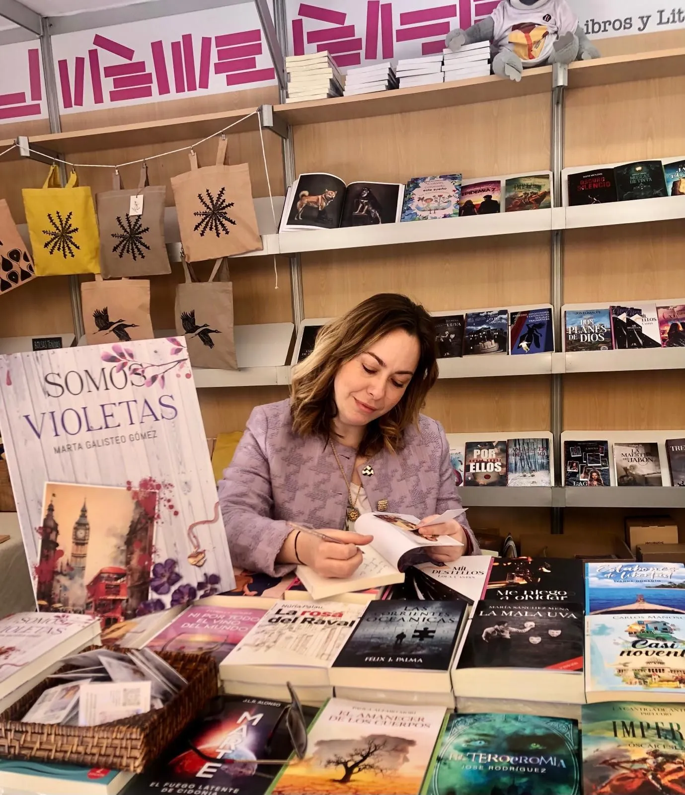 Marta Galisteo firmando libro editorial libros y literatura opiniones