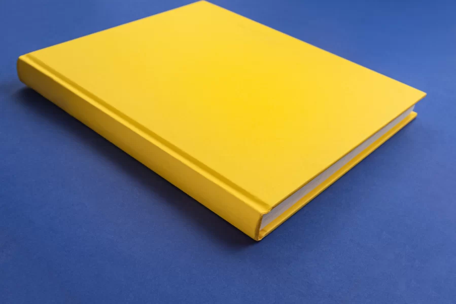 Autopublicación con imagen de libro amarillo y fondo azul