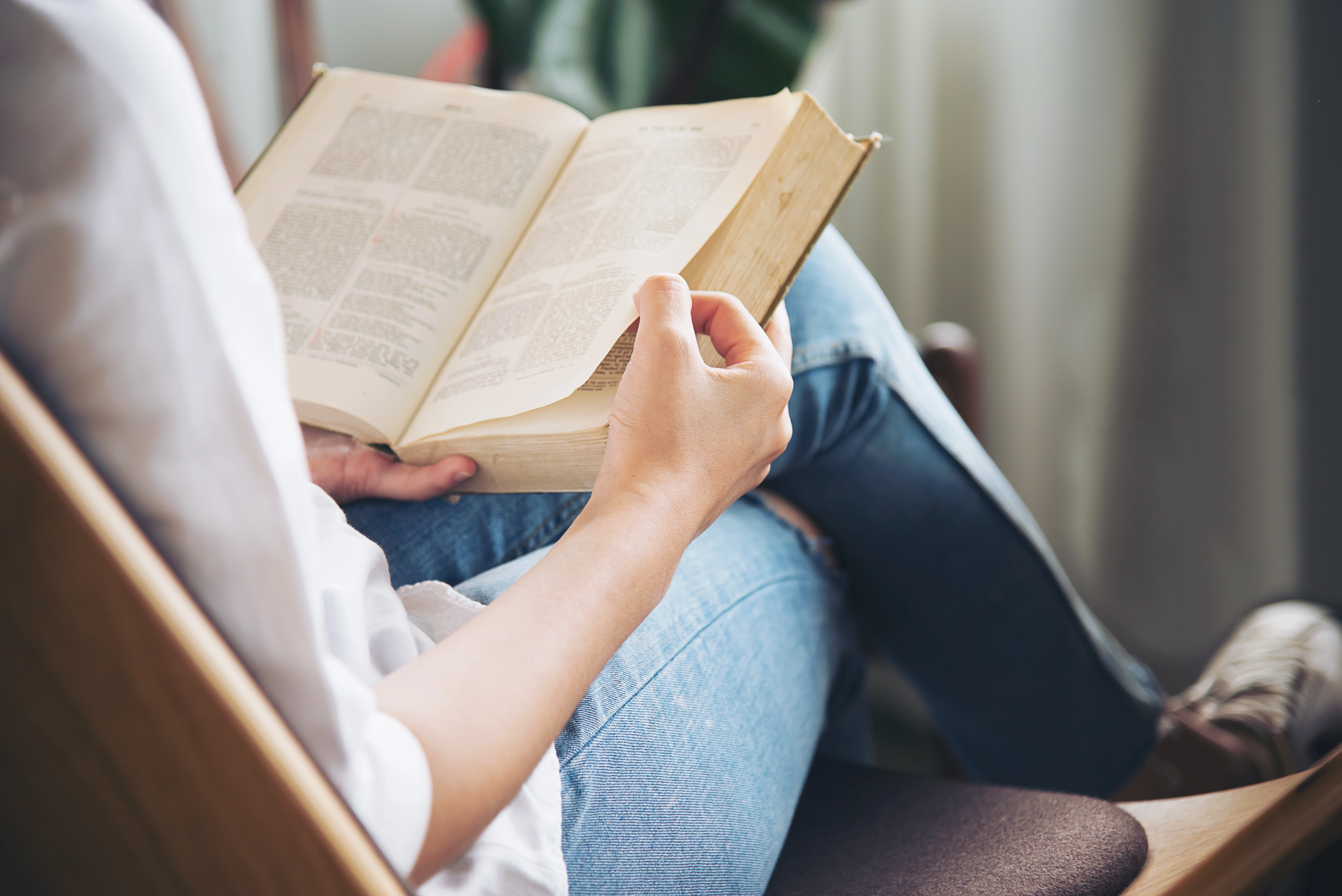 consejos-para-escritores-mujer-sentada-leyendo-libro