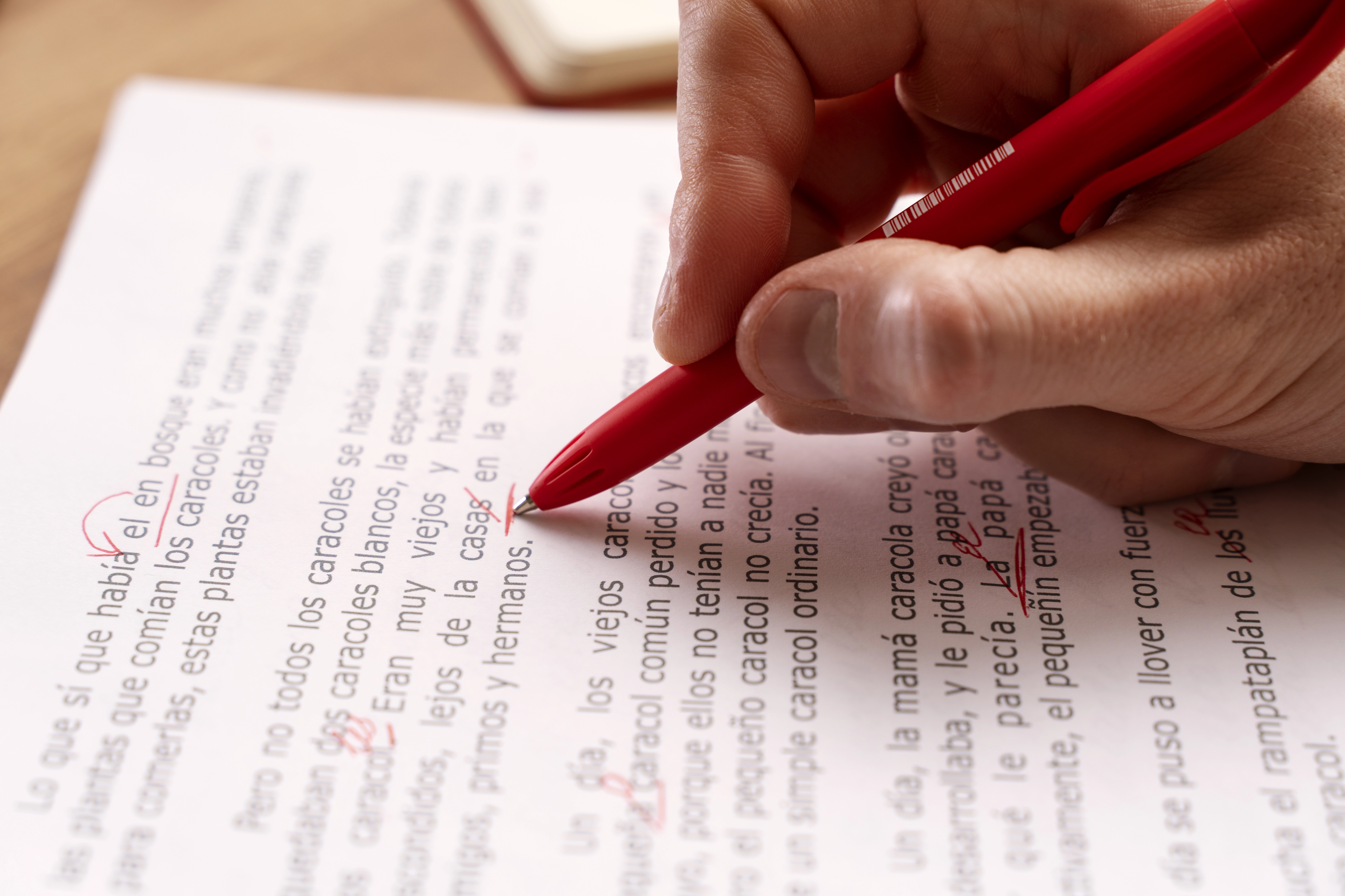 Ejemplo de corrección ortotipográfica en un manuscrito