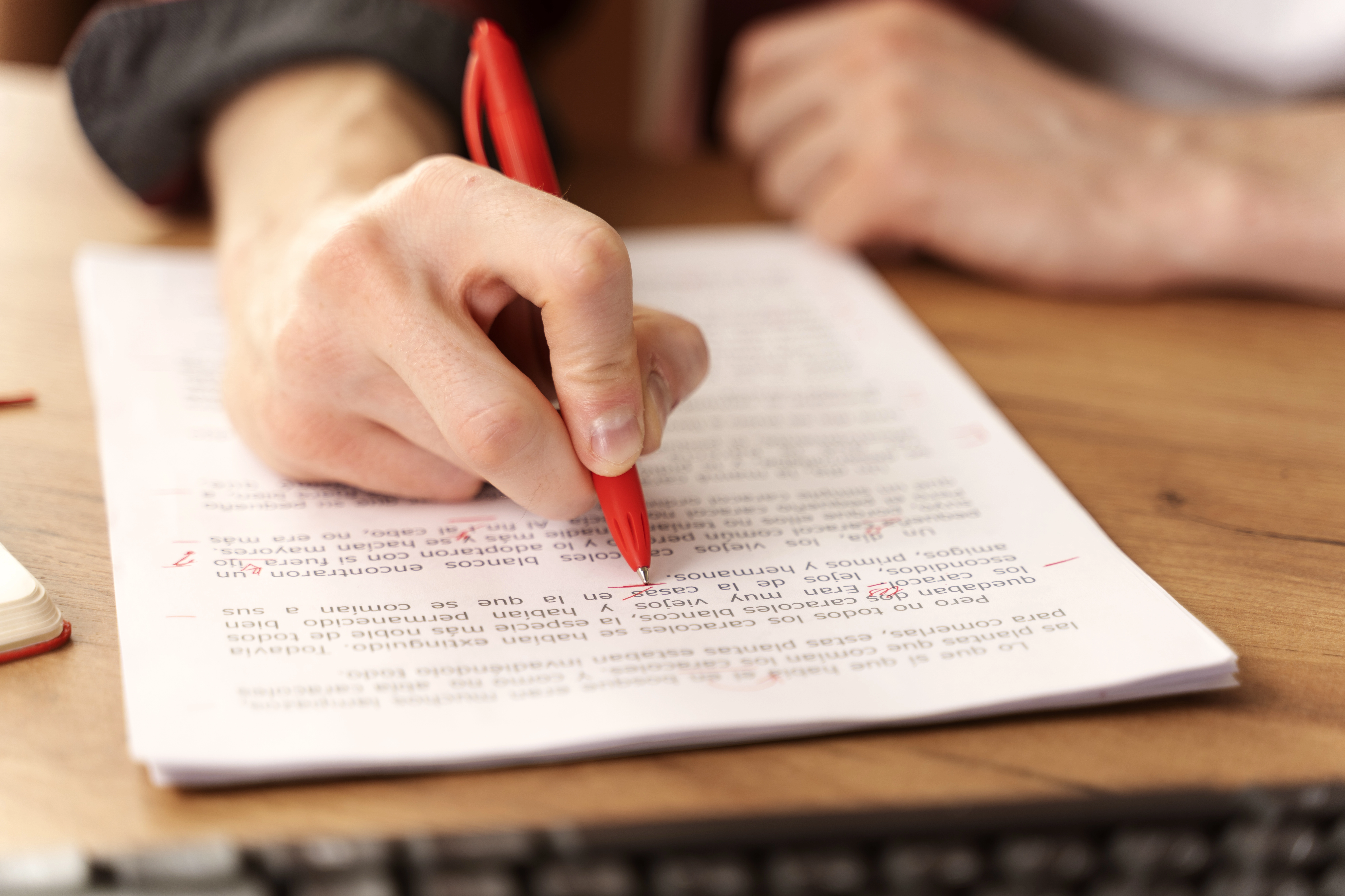 Corrección ortotipográfica y de estilo para manuscritos literarios – Lluvia de Tinta