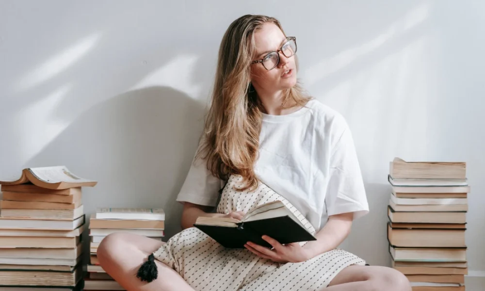 Autora con libro escogiendo cómo publicar un libro