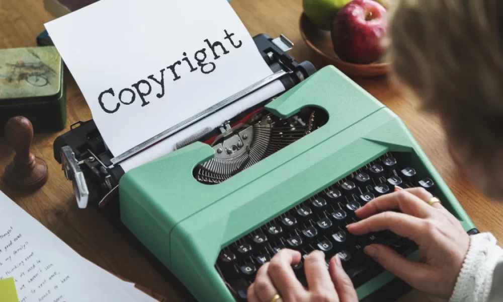 Maquina de escribir con palabra de derechos de autor.