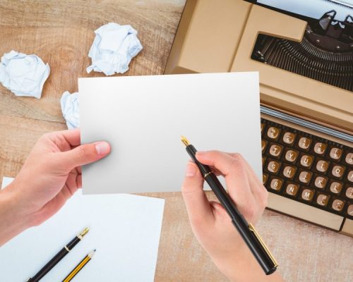 Papel y máquina de escribir papel de primer borrador