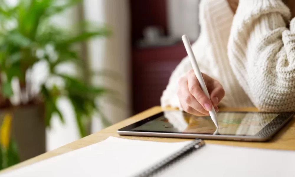 Imagen de programas para escritores con mujer trabajando en tableta