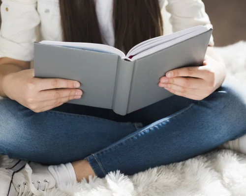 Persona leyendo un libro de publicar en Amazon KDP