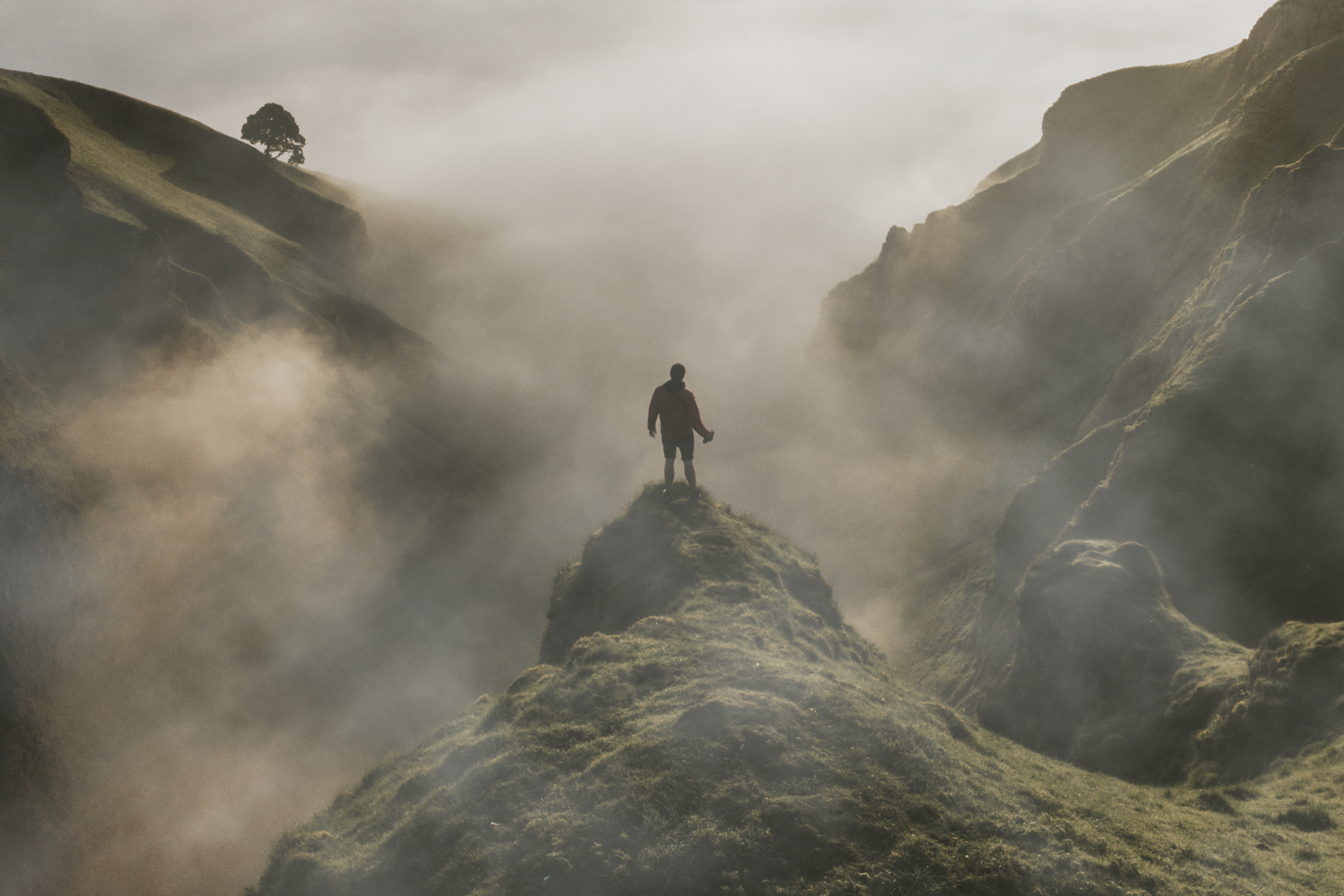 Héroe entre nieblas y montaña en estructura narrativa