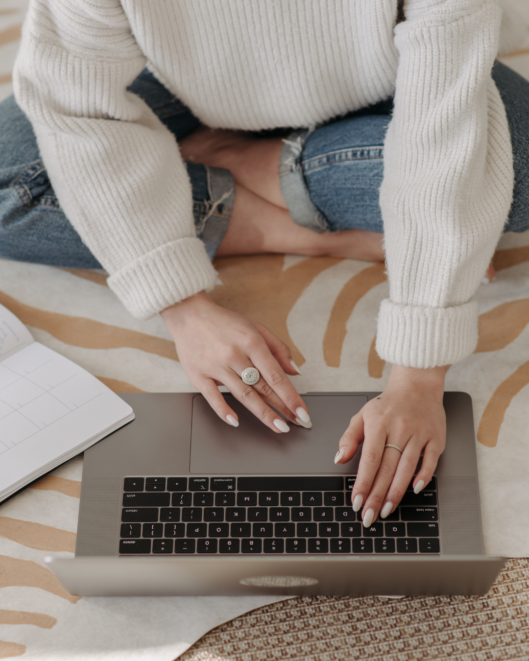 Mujer escribiendo en ordenador escogiendo método de escritura