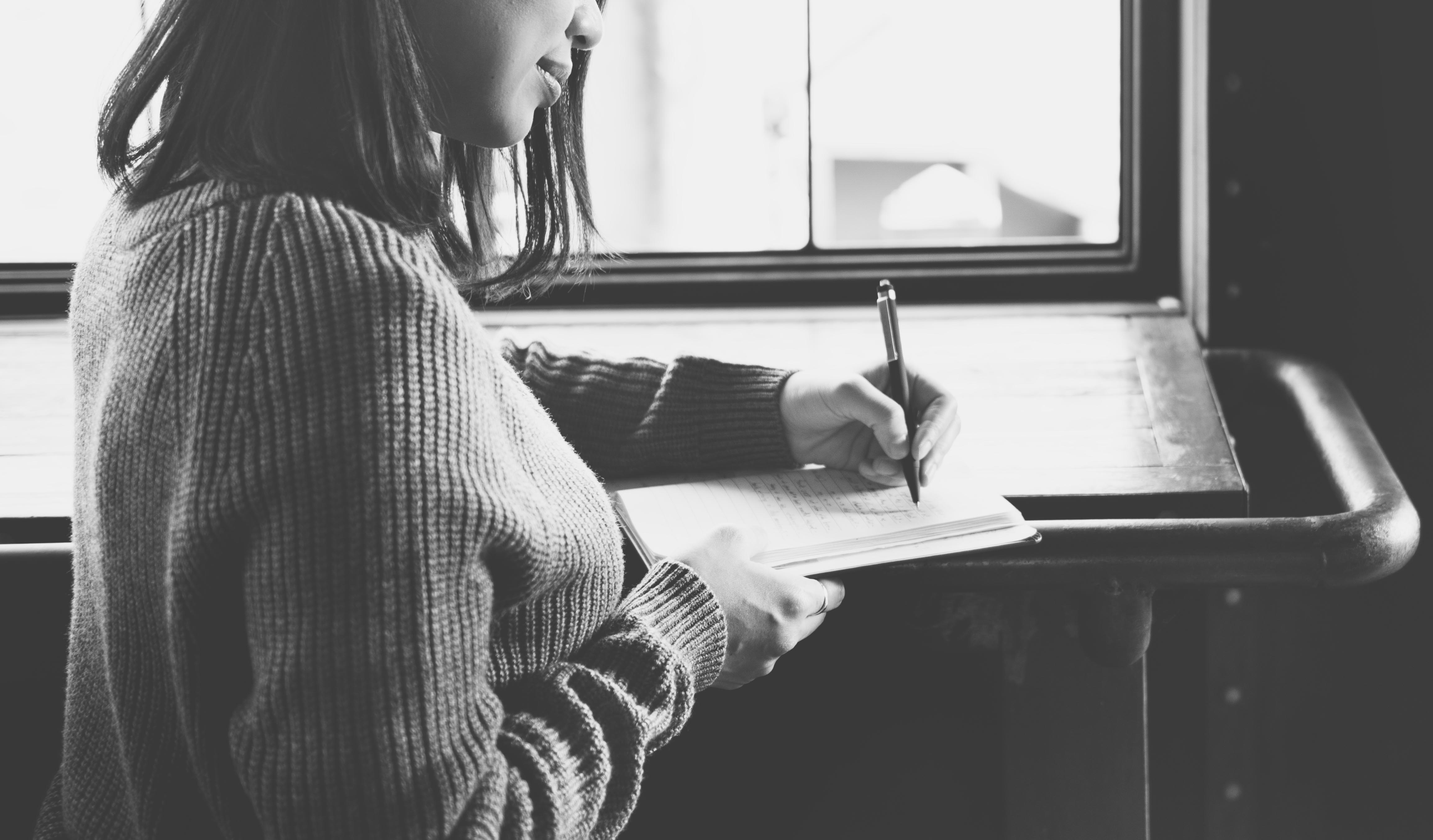 Mujer escribiendo un monólogo interior en blanco y negro