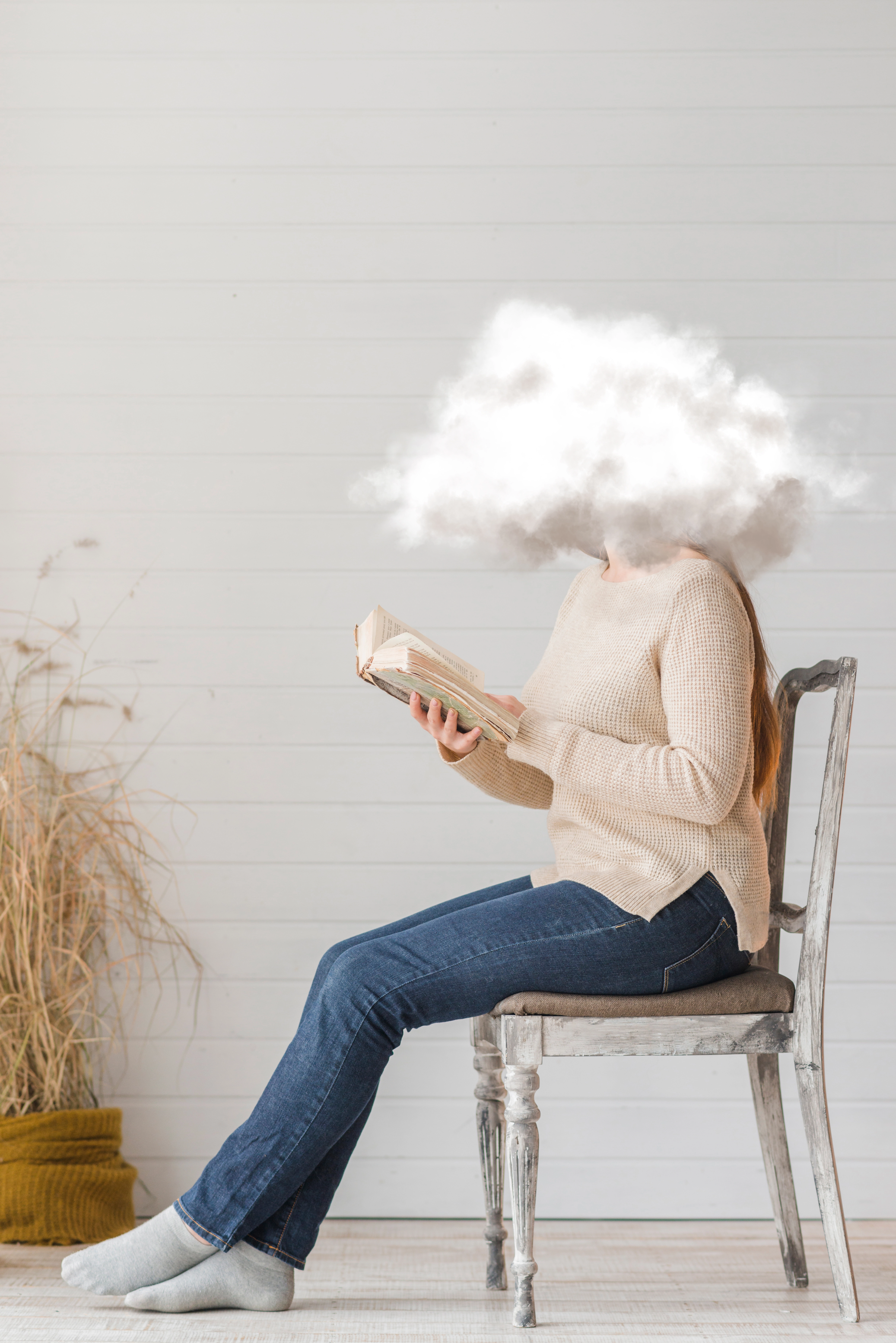 Mujer sentada leyendo un monólogo interior con nube en la cabeza