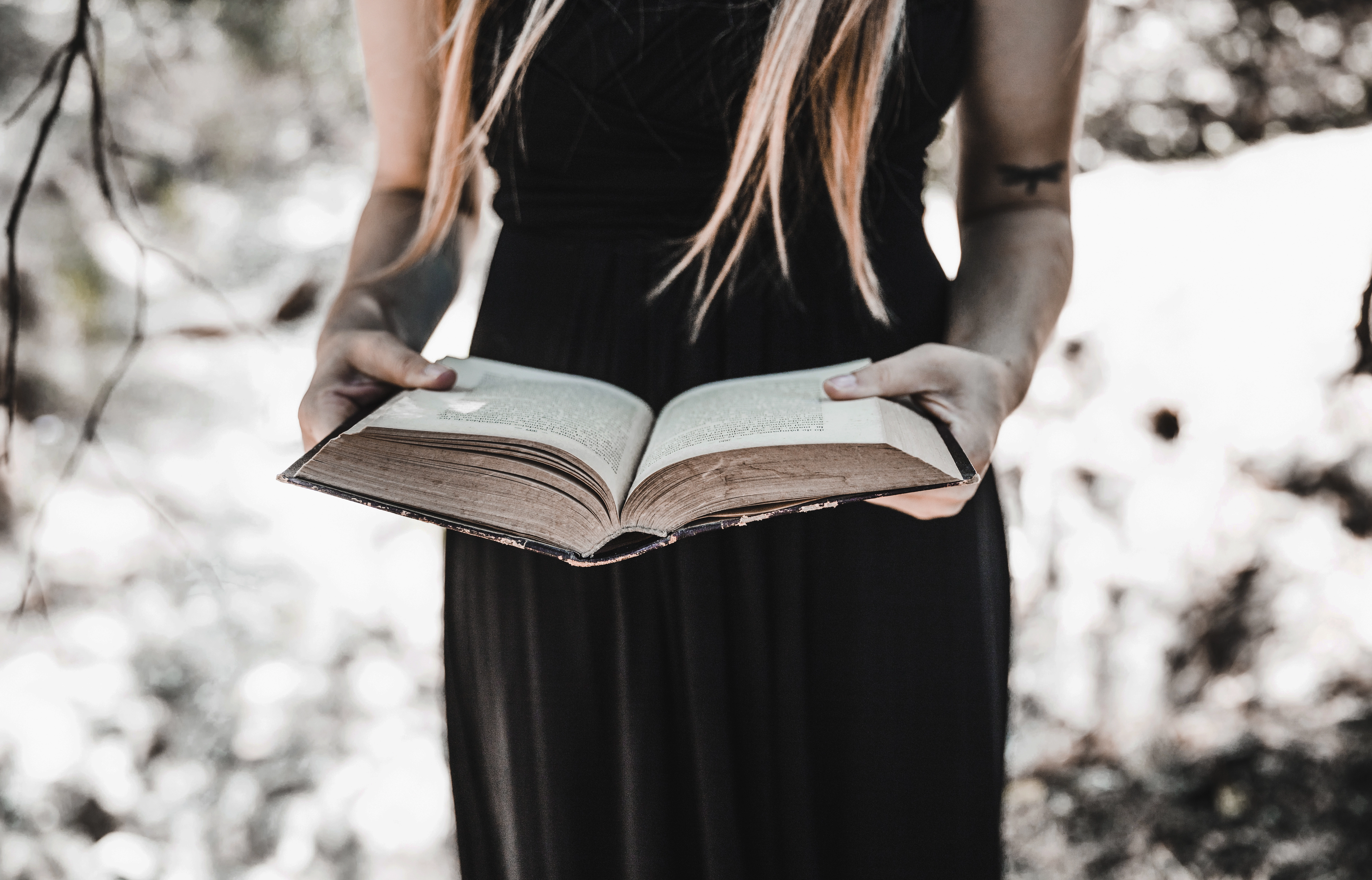 Mujer leyendo novela de fantasía