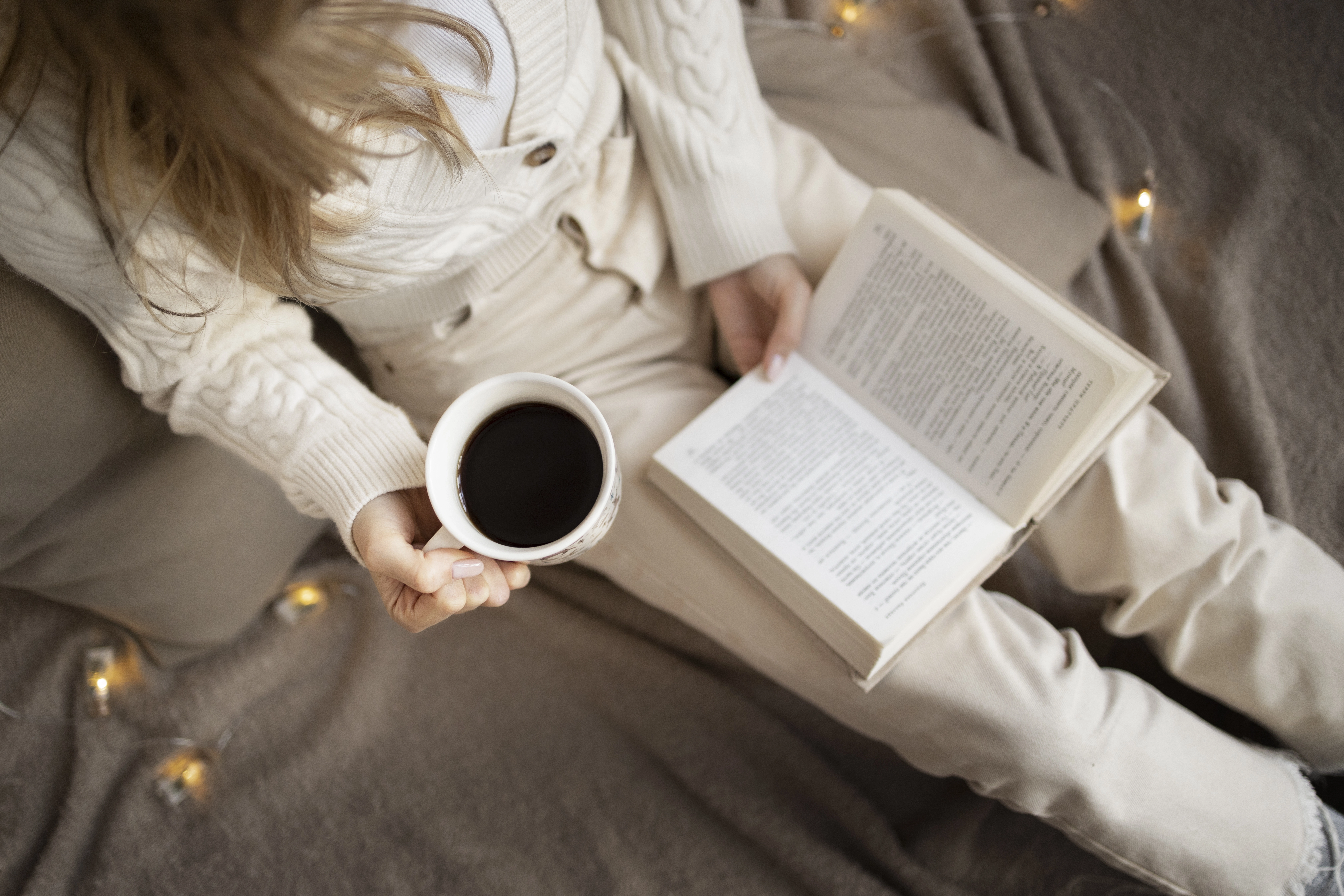 Mujer con libro de pacto de ficción y café