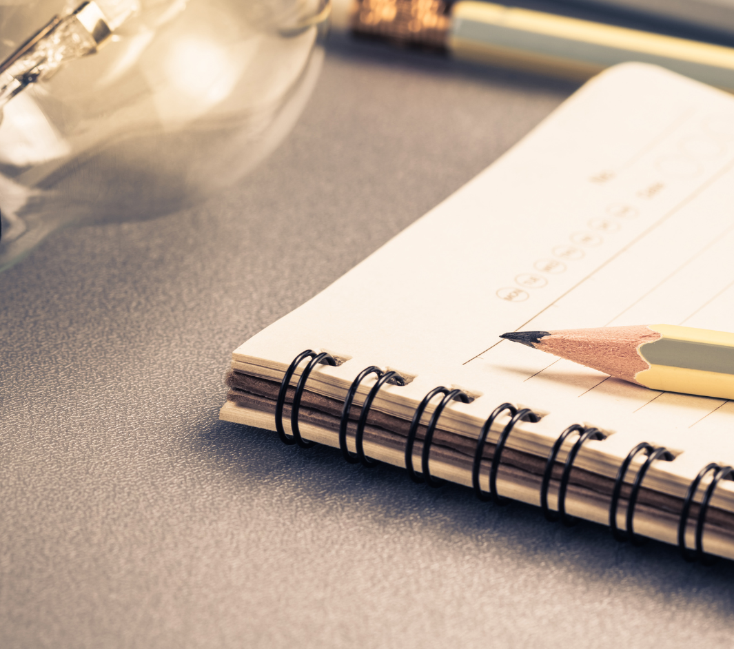 Libreta con bombilla y lápiz de tipos de escritor